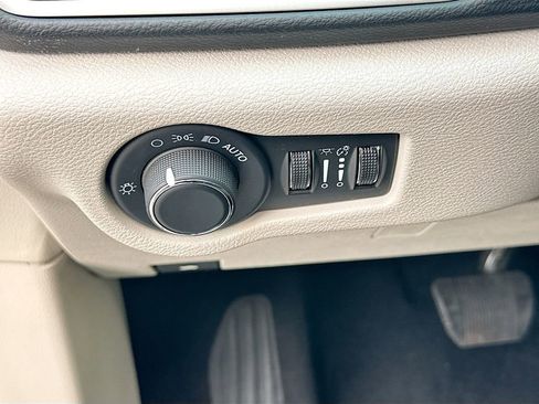 Used 2023 Chrysler Voyager LX image 26