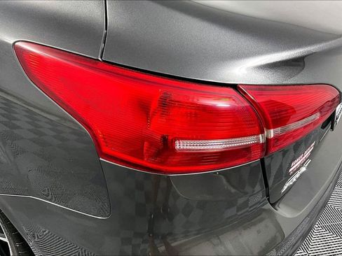 Used 2018 Ford Focus SE w/ SE Appearance Package FWD image 28