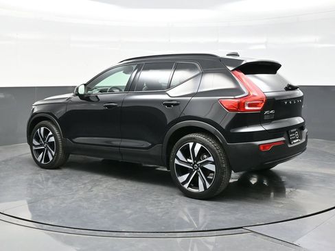 Used 2025 Volvo XC40 B5 Plus image 4