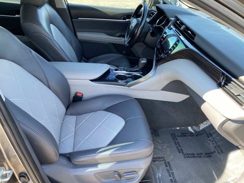 Used 2019 Toyota Camry XLE w/ Navigation Package FWD image 20