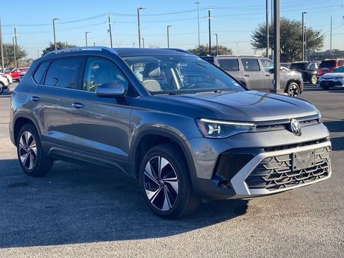 Used 2025 Volkswagen Taos SE image 3
