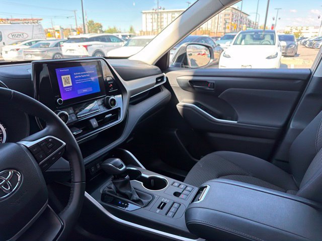 Used 2025 Toyota Highlander LE AWD/4WD image 23