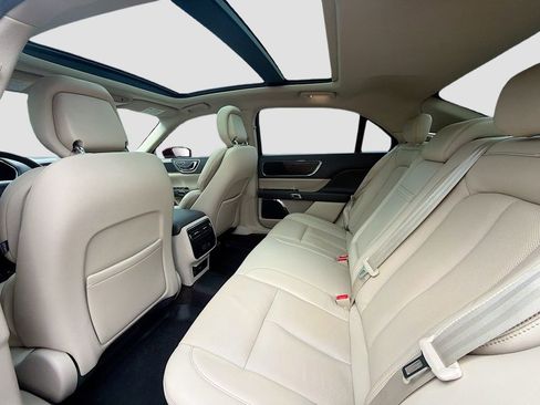 Used 2018 Lincoln Continental Select w/ Continental Climate Package image 25