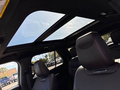 Used 2025 Ford Explorer Platinum image 9