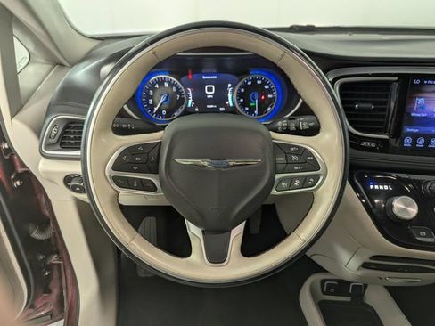 Used 2017 Chrysler Pacifica Limited FWD image 13