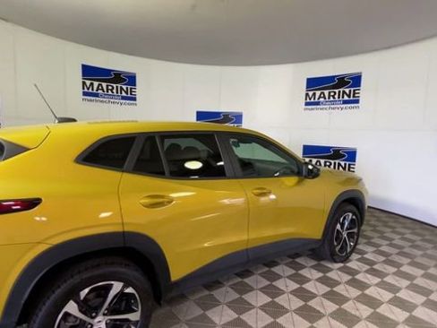 Used 2024 Chevrolet Trax RS w/ Driver Confidence Package FWD image 2