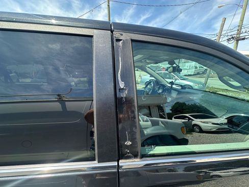 Used 2015 Chrysler Town & Country Limited Platinum FWD image 7