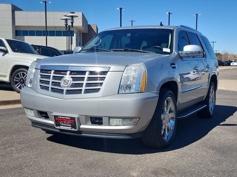 Used 2010 Cadillac Escalade Luxury image 7