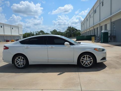 Used 2016 Ford Fusion SE FWD image 4