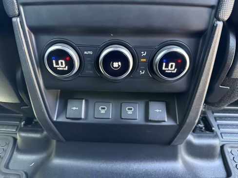 Used 2021 Land Rover Defender 110 X-Dynamic HSE AWD/4WD image 26
