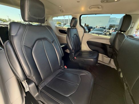 Used 2022 Chrysler Pacifica Touring-L image 18