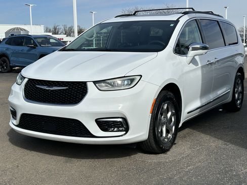 Used 2022 Chrysler Pacifica Limited w/ Uconnect Theater Family Group image 3