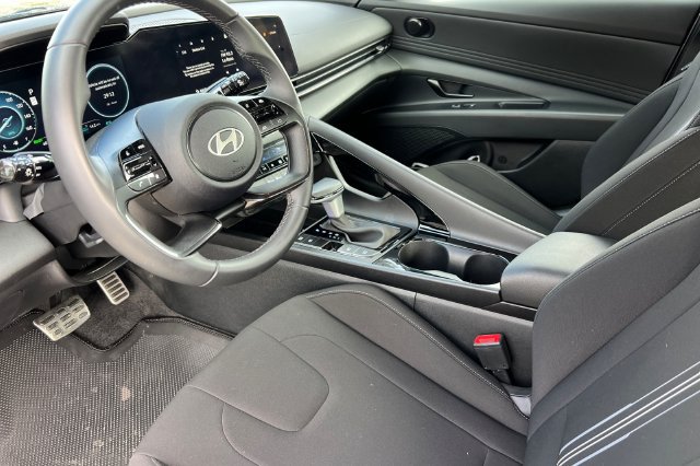 Certified 2025 Hyundai Elantra SEL FWD image 12