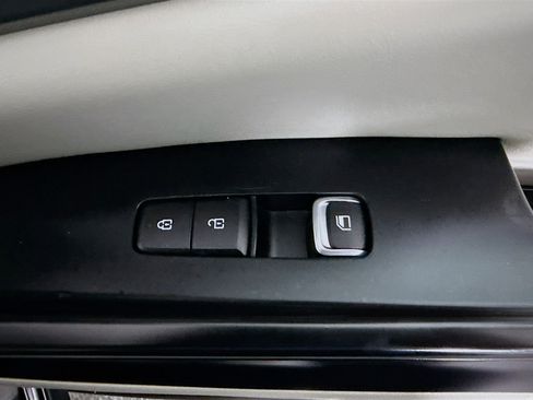 Used 2023 Kia Carnival LX FWD image 29