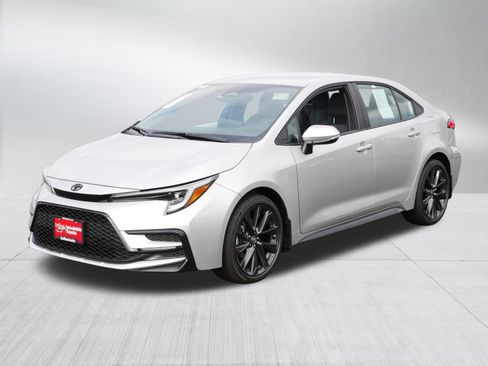 Certified 2025 Toyota Corolla SE image 3