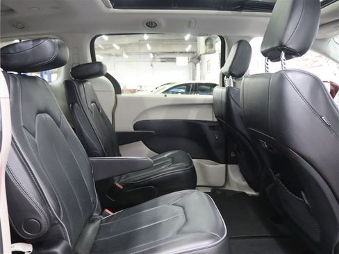 Used 2020 Chrysler Pacifica Limited FWD image 20