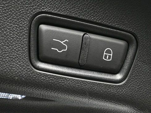 New 2025 Maserati Grecale Folgore image 32