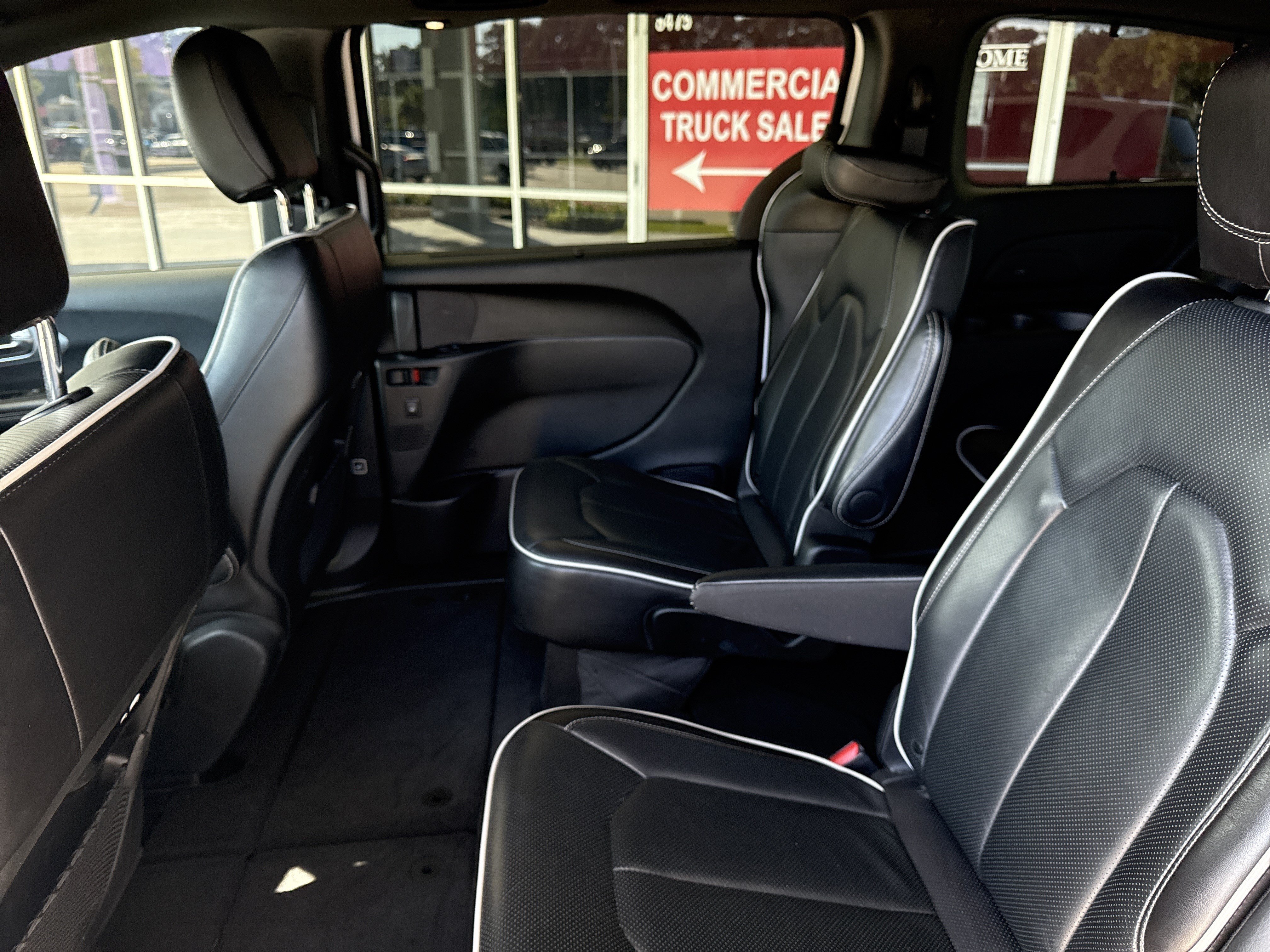Used 2025 Chrysler Pacifica Limited FWD image 31