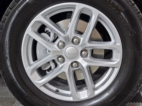 New 2025 Jeep Grand Cherokee Laredo X w/ Luxury Tech Group I image 8