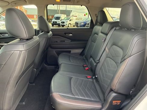 Used 2024 Nissan Pathfinder Platinum w/ Cargo Package image 21