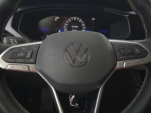 Used 2022 Volkswagen Taos SE w/ Panoramic Sunroof Package FWD image 19