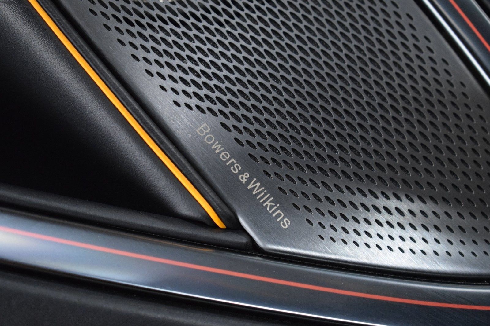 Used 2024 McLaren Artura RWD image 34