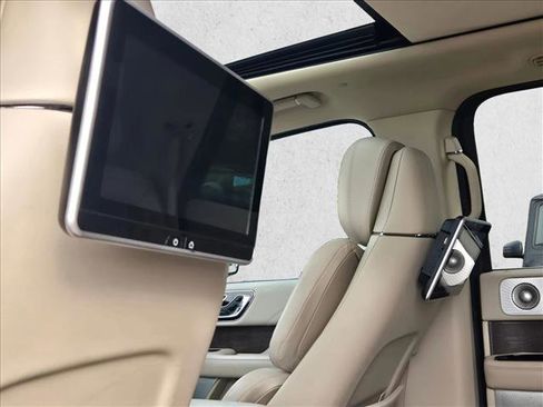 Used 2021 Lincoln Navigator Reserve w/ Luxury Package image 12