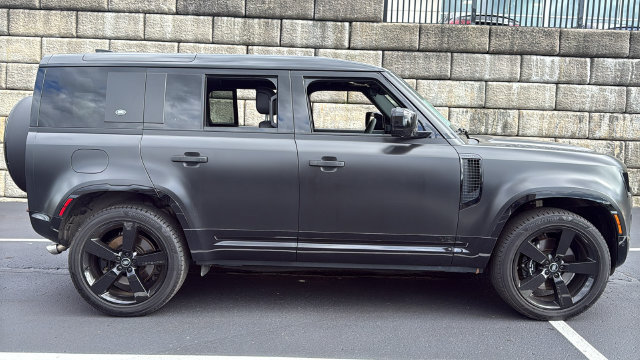 Used 2023 Land Rover Defender 110 V8 AWD/4WD image 3