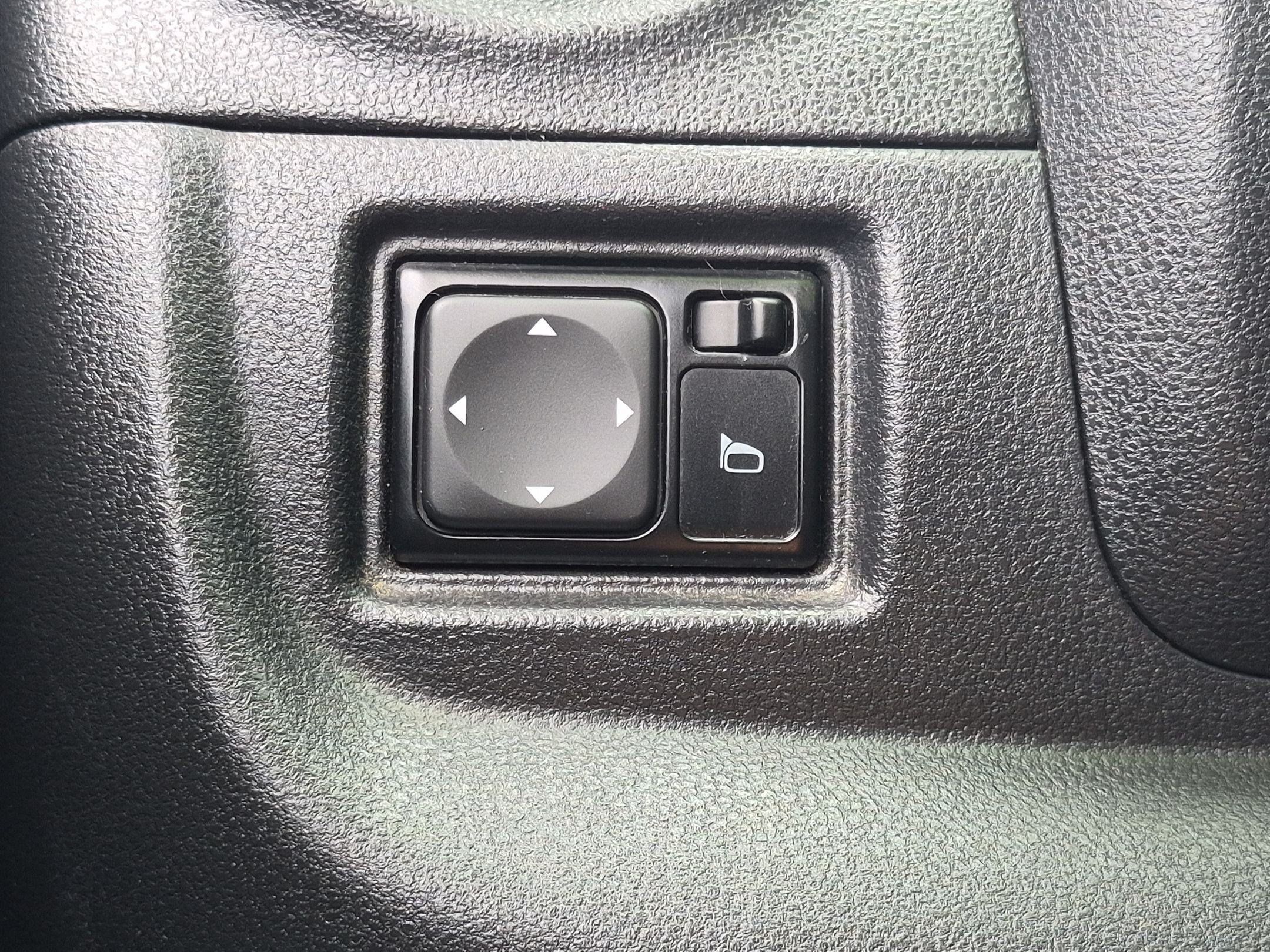 Used 2018 Nissan Versa SV FWD image 15