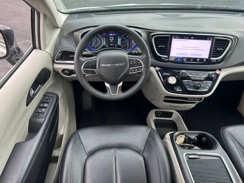 Used 2024 Chrysler Pacifica Touring-L FWD image 27