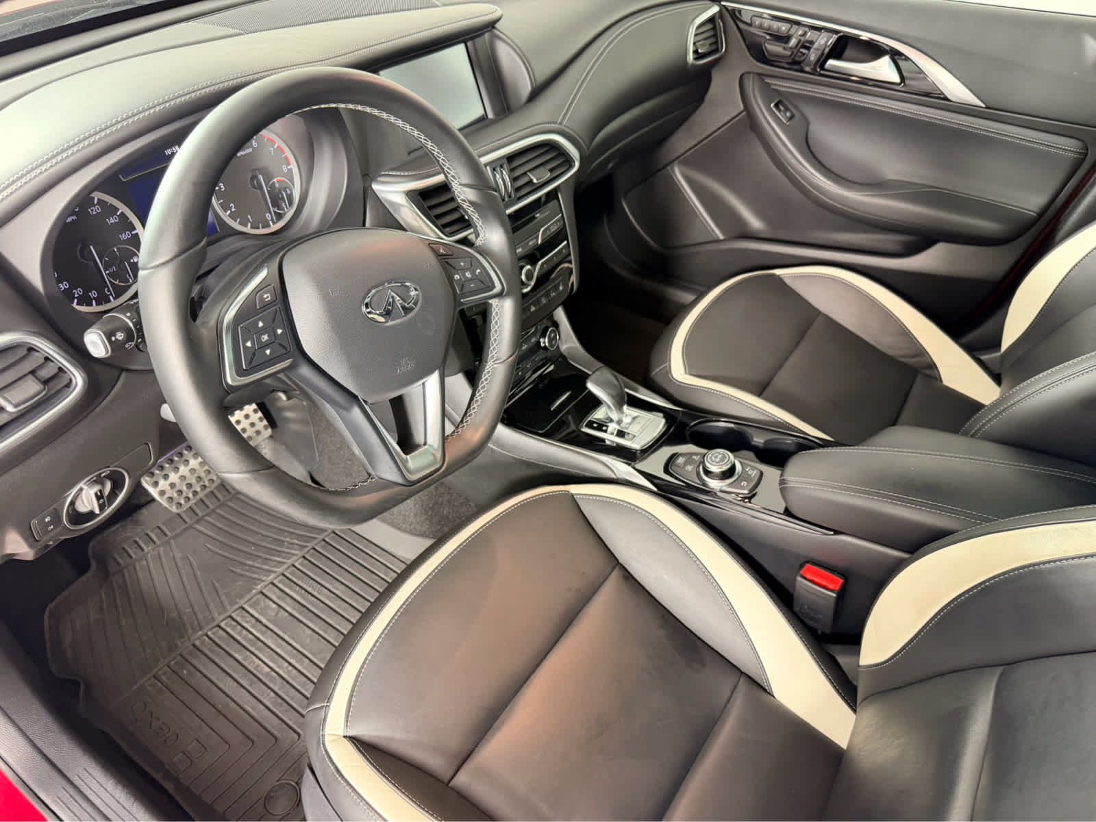Used 2017 INFINITI QX30 Sport w/ Sport Leather Package FWD image 11