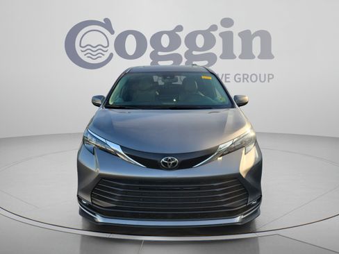 Used 2026 Toyota Sienna XLE FWD image 13