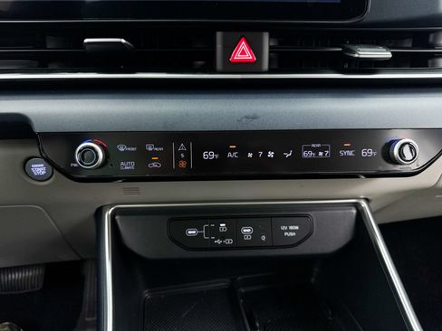 Certified 2025 Kia Carnival EX FWD image 26