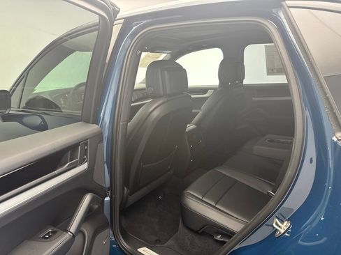 Certified 2025 Porsche Cayenne AWD/4WD image 8