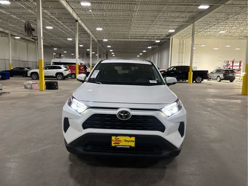 Used 2025 Toyota RAV4 XLE AWD/4WD image 2