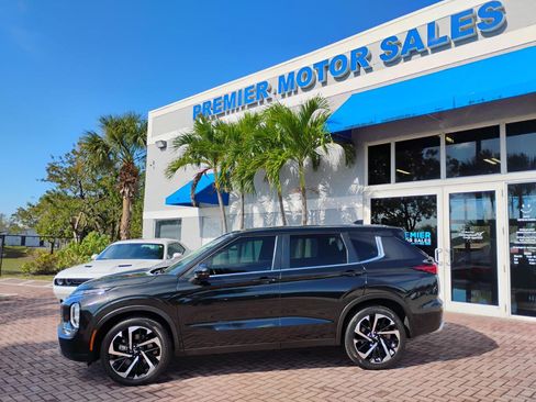 Used 2023 Mitsubishi Outlander SE image 3