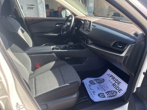 Used 2023 Nissan Rogue SV image 11