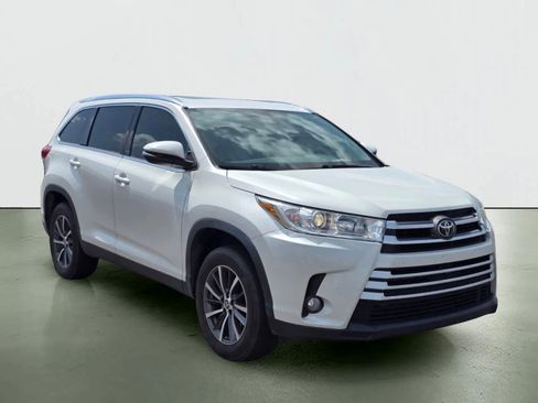 Used 2019 Toyota Highlander XLE w/ Carpet Mat Package (TMS) FWD image 8