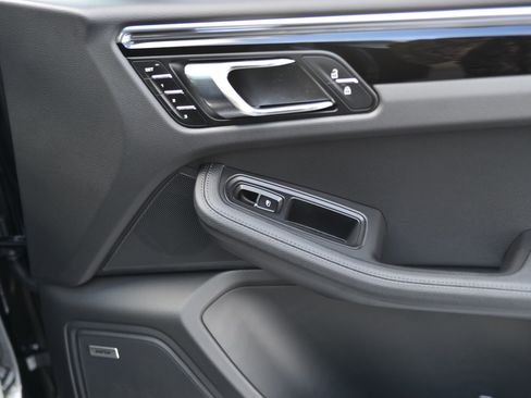 Certified 2026 Porsche Macan AWD/4WD image 12