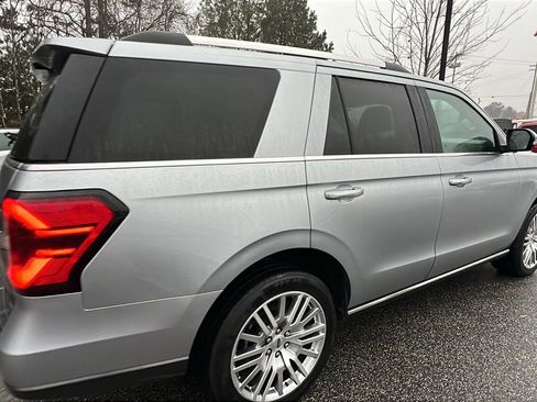 Used 2024 Ford Expedition Limited image 8