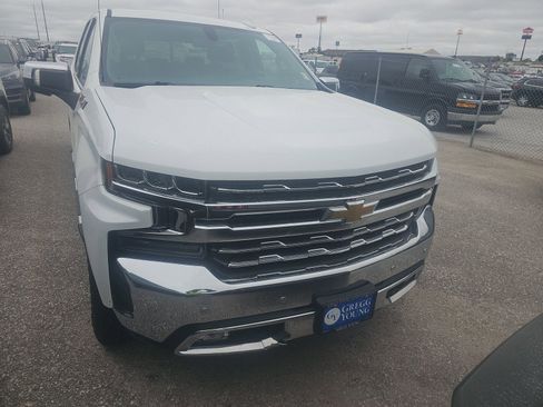 Used 2020 Chevrolet Silverado 1500 LTZ w/ LTZ Convenience Package AWD/4WD image 2