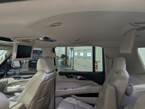 Used 2020 Cadillac Escalade ESV Luxury AWD/4WD image 22