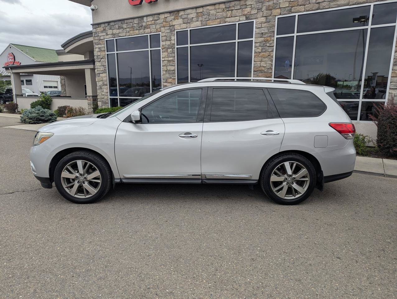 Used 2015 Nissan Pathfinder Platinum w/ Cargo Package FWD image 2