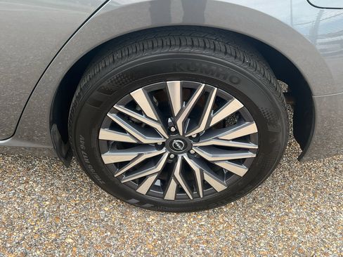 Used 2025 Nissan Altima 2.5 SV FWD image 11