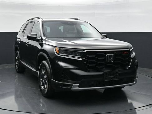 Used 2025 Honda Pilot TrailSport image 4