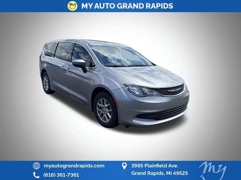Used 2017 Chrysler Pacifica Touring FWD image 1