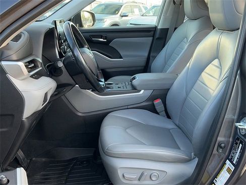Used 2021 Toyota Highlander XLE image 13