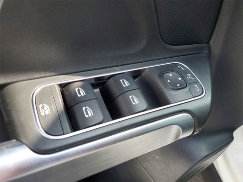 Used 2021 Mercedes-Benz GLB 250 4MATIC image 22