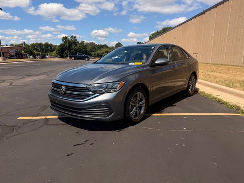 Used 2024 Volkswagen Jetta SE FWD image 4