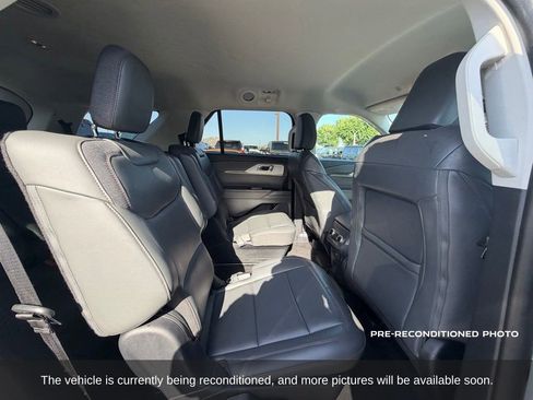 Used 2025 Ford Explorer Active w/ Active Comfort Package RWD image 16